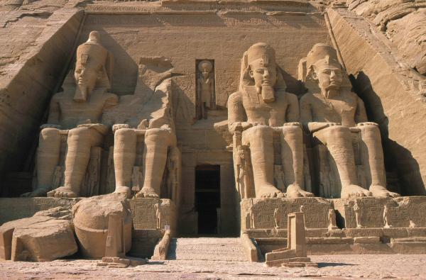 Statues colossales de Ramsès II, entrée du temple d’Abou Simbel, vers 1260 av. J.C., Abou Simbel © akg-images / arcaid / Marcel Malherbe