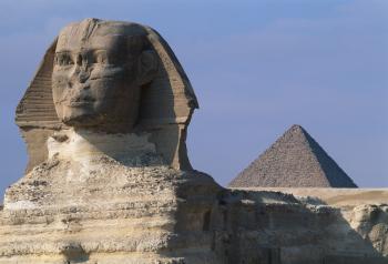Le Sphinx, à l’arrière-plan, la pyramide de Mykérinos, fils de Khéphren